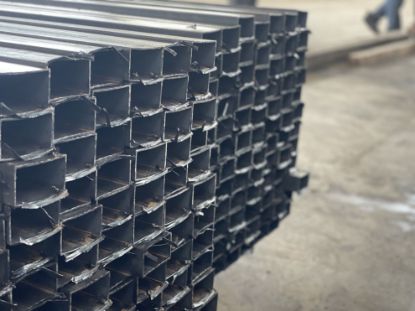 صورة أنبوب مربع - مقاس 16×16 مم - سماكة 0.7 مم - صاج مسحوب على البارد/الساخن